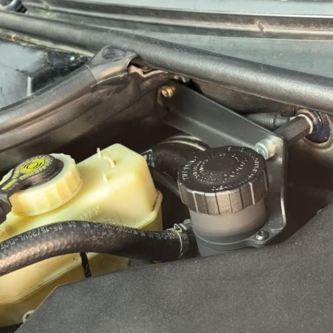 E46 remote reservoir mounted in car